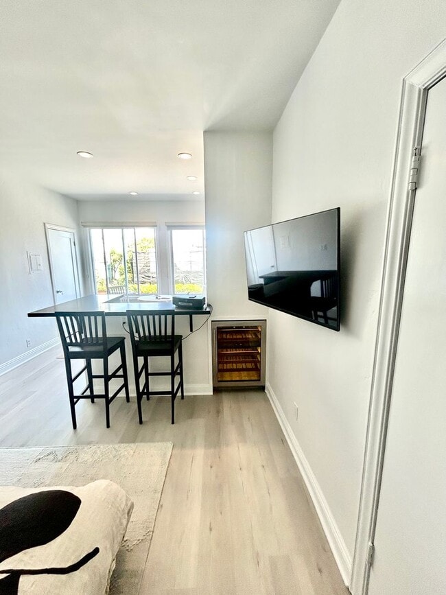 Building Photo - Charming Furnished Marina Studio