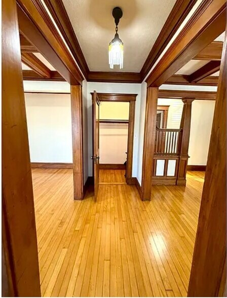 Building Photo - 389 School St