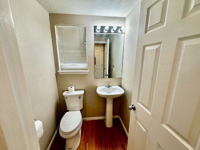 Building Photo - "Charming Centennial Retreat: Spacious 3-Bedroom Home with 2.5 Baths!