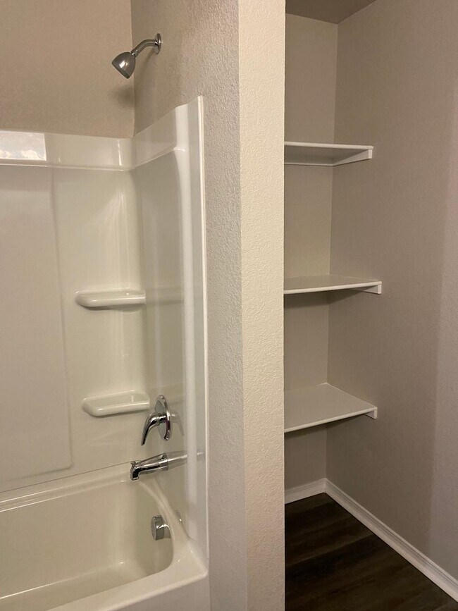 Building Photo - *St Patrick's Day Deal!* Three Bedroom | T...