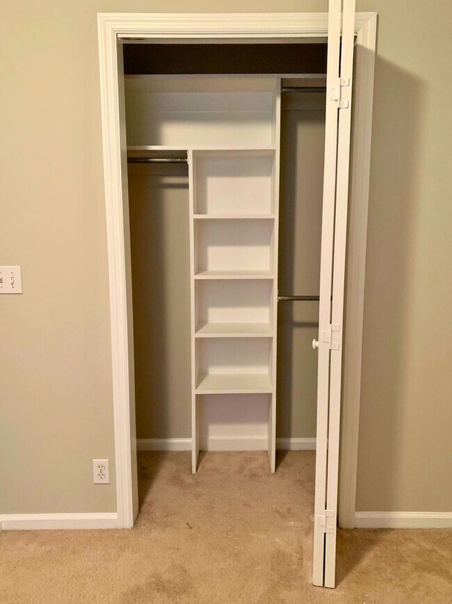 Building Photo - 4/2 with fenced in yard!