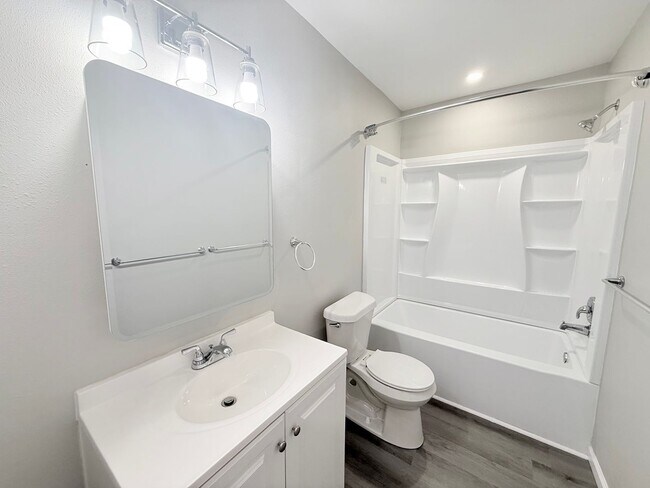 Building Photo - Fully Remodeled East Hill Cottage