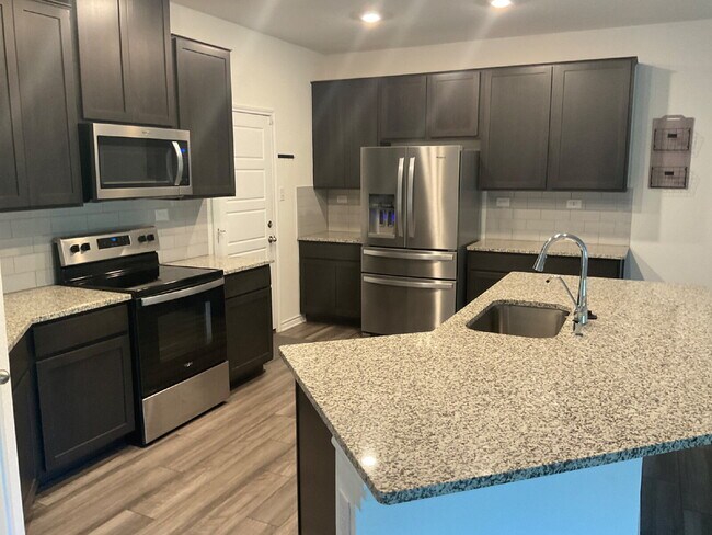 Building Photo - New beautiful 3/2.5 home with Office