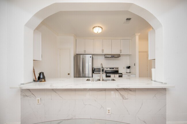 Building Photo - 2842 Holly Hall St