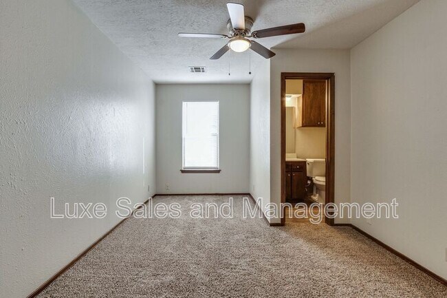 Building Photo - 6004 Paramount Dr