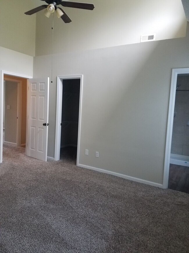 Building Photo - Beautiful 3 Bedroom in Quiet Neighborhood