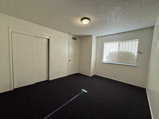 Building Photo - Downstairs 2 bedroom, 1 bathroom condo loc...