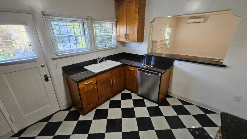 Building Photo - 1210 N Orange Grove Ave