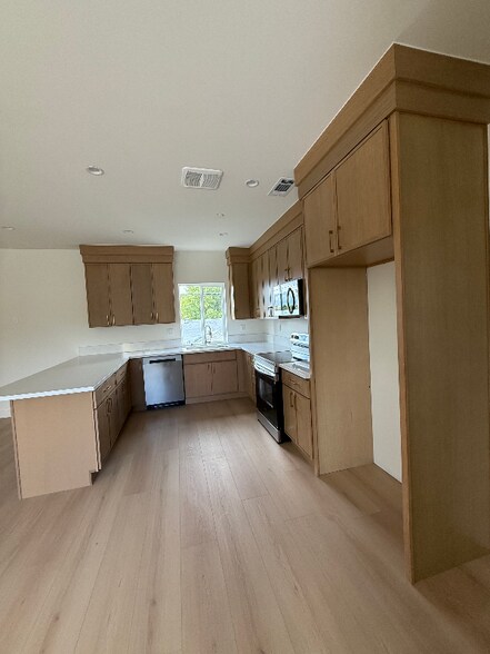 Building Photo - 10157 Swinton Ave