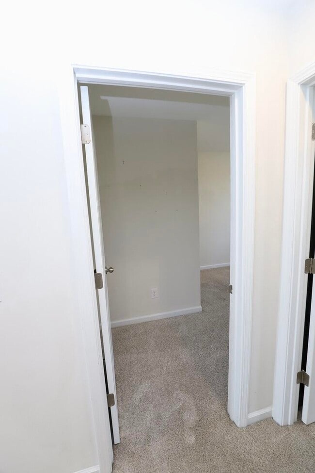 Building Photo - 2943 Old Field Rd