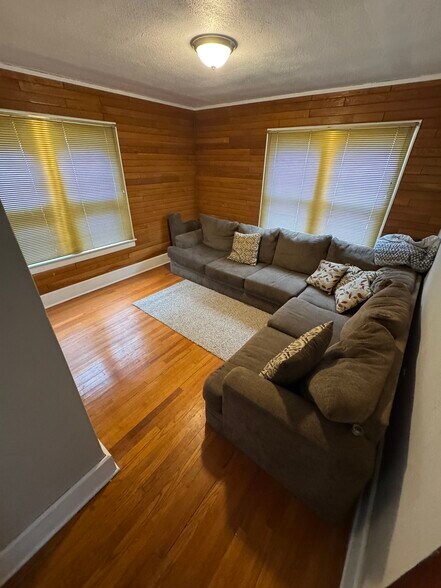 Building Photo - 721 Thomson St