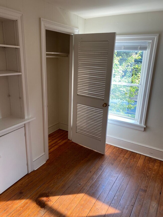 Building Photo - 1019 W Leigh St