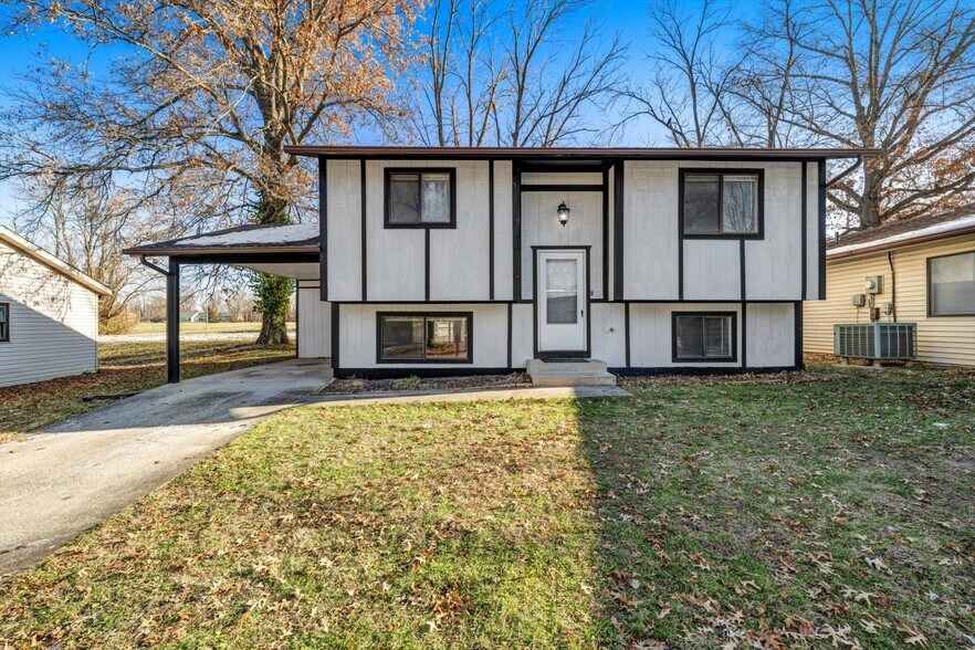 Building Photo - 11 Carriage Lane