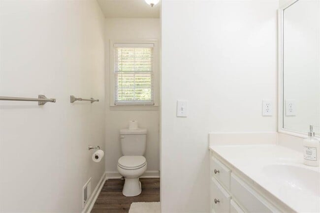 Building Photo - 3200 Lee Dr