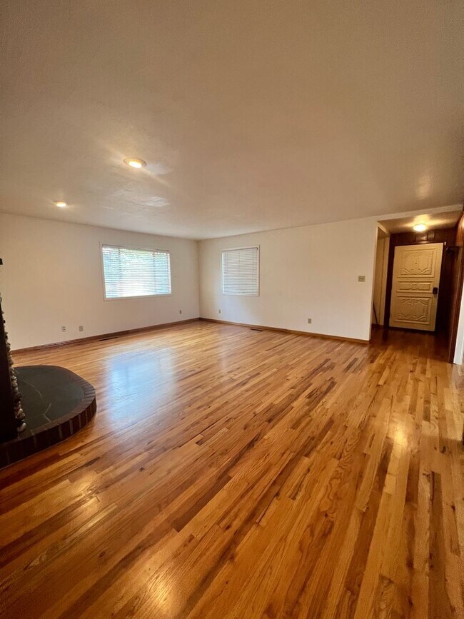 Building Photo - 2 Bedroom Blue Lake House with extra Loft Space!