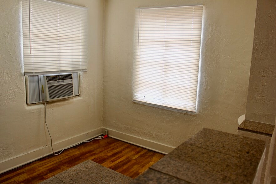 Breakfast Nook - 214 Pine St SE