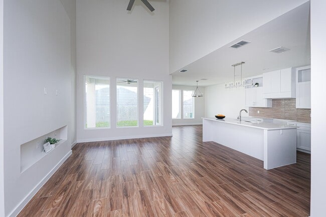 Building Photo - 7525 Cresta Bella St