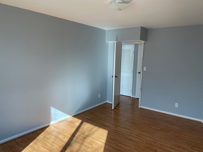 bedroom - 3450 Toledo Ter