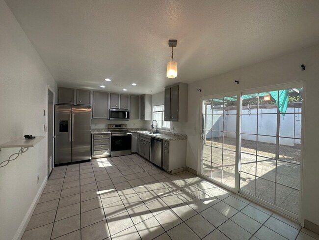 Building Photo - 308 N Riverside Dr