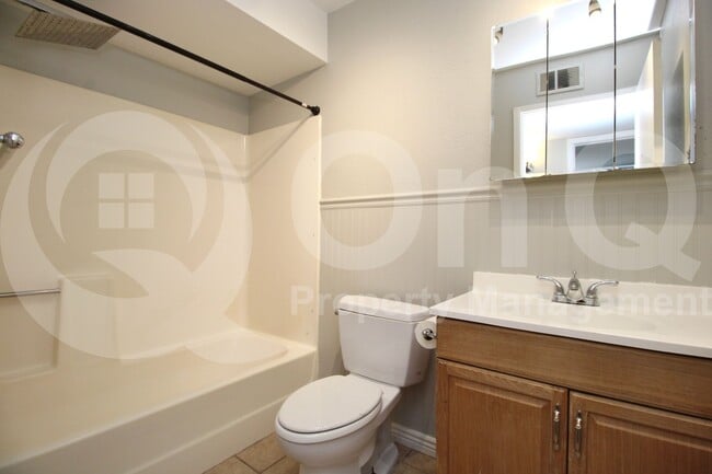 Building Photo - 2522 E Don Carlos Ave
