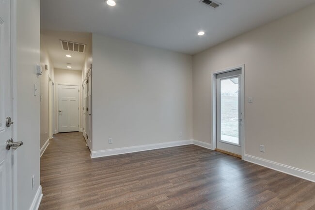 Building Photo - 2 BR 2 Bath Condo with Garage