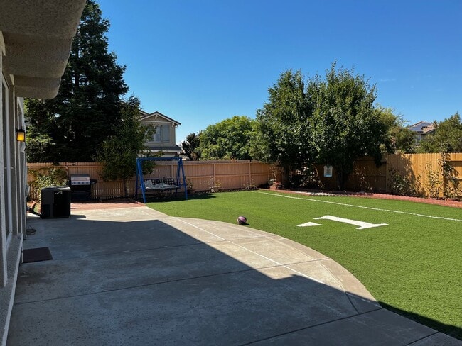 Building Photo - Executive 4 Bedroom, 2.5 Bathroom 2100 Sqf...