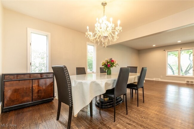 Building Photo - 25035 Penshurst Dr