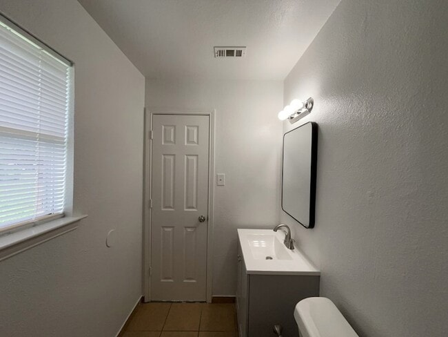 Building Photo - 112 Mesa Dr