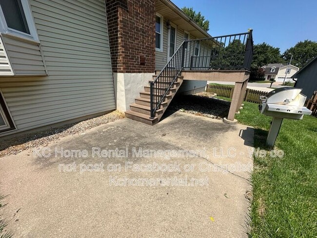 Building Photo - 6119 Cottonwood Dr