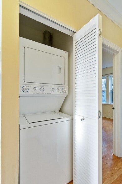 Building Photo - 4868 N Hermitage Ave