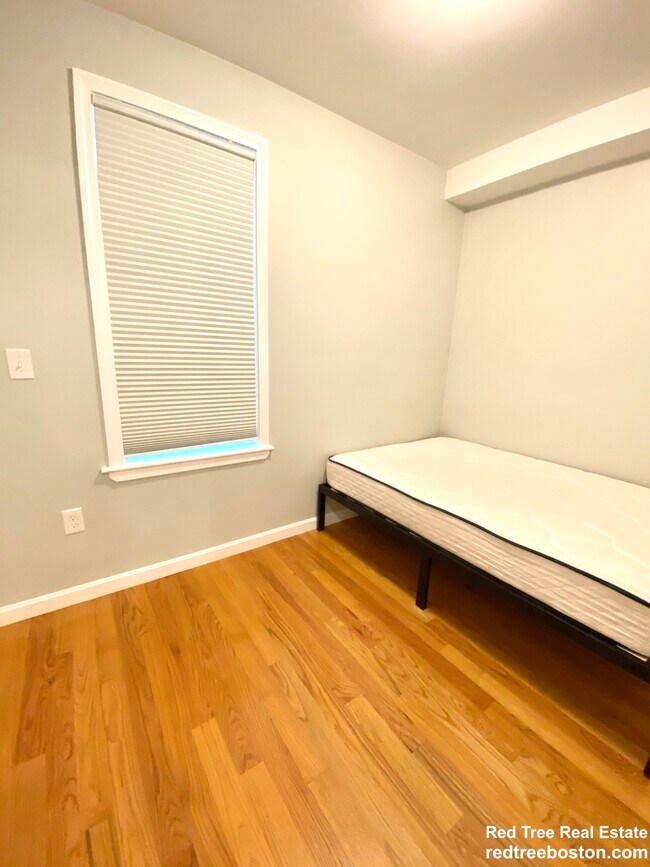 Building Photo - 669 Saratoga St