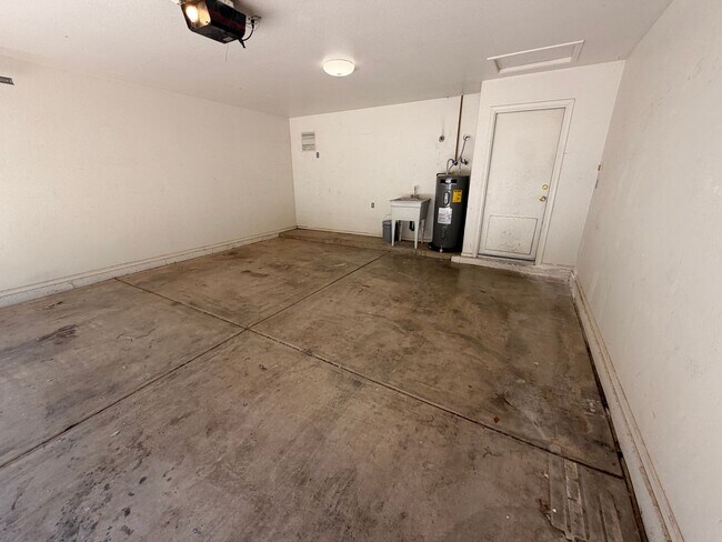Building Photo - Warm & Charming single level 3 x 2 Home in Stonebridge Lakes!!