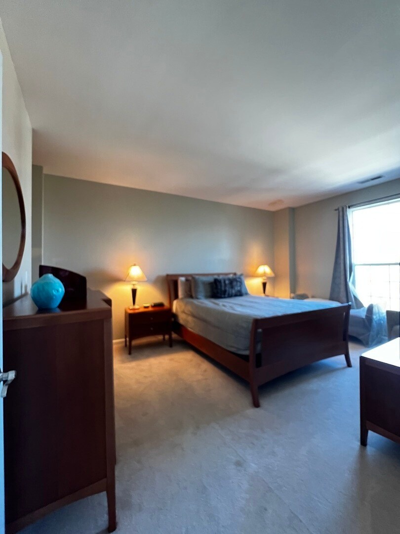 Building Photo - 5300 N Lincoln Ave