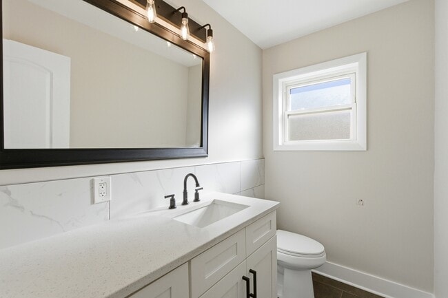 Building Photo - 1215 Balmoral Ave