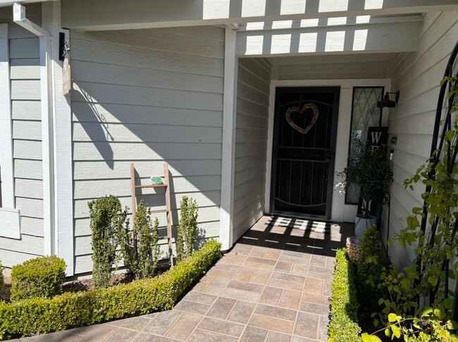 Building Photo - 3 bedroom in desirable Regency Park!