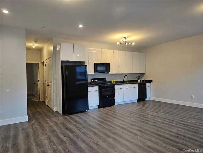 Building Photo - 11 Orange Ln