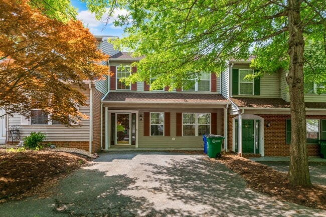 Primary Photo - 3 bed/2.5 bath Off street parking