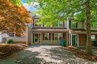 Building Photo - 3 bed/2.5 bath Off street parking