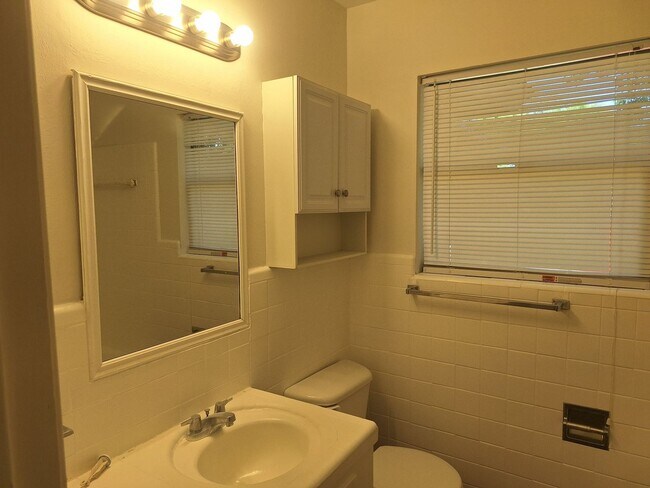 Building Photo - 513 Simmons Dr