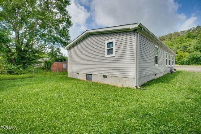 Building Photo - Very nice home located less than 5 minutes...