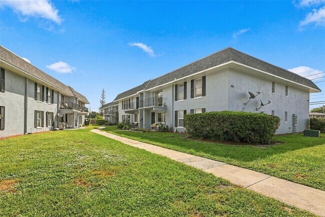 Building Photo - 905 W Oak Ridge Rd