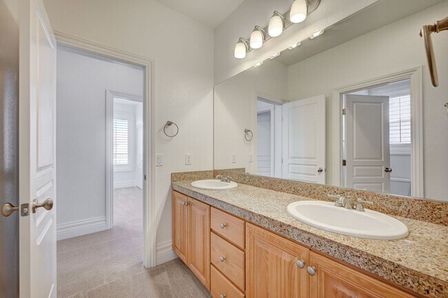 Building Photo - Stunning Rhodes Ranch Four Bedroom