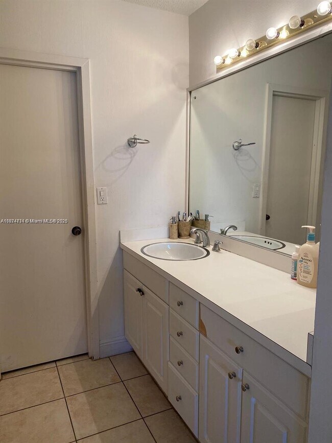 Building Photo - 2030 S Ocean Dr