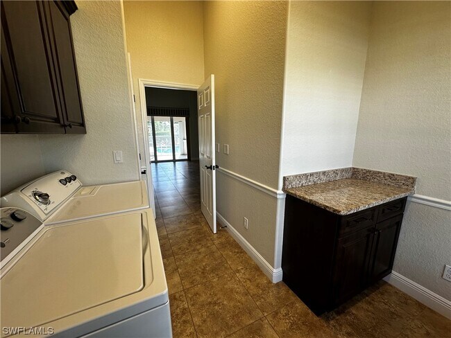 Building Photo - 156 Destiny Cir