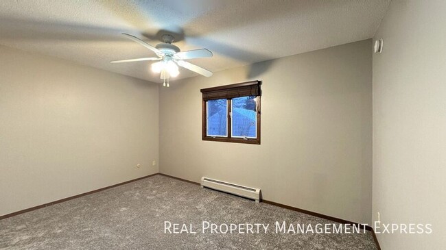 Building Photo - Spacious 2 Bedroom Apartment with Modern U...