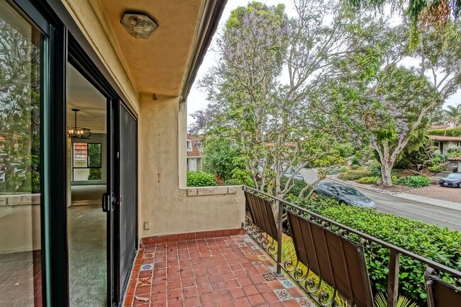 Building Photo - Newly Remodeled, Bright & Airy End Unit Condo in the beautiful "Villa Florenza" Complex in the he...