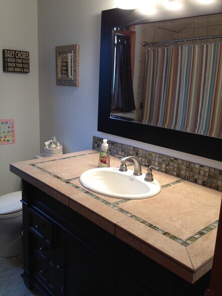 2;nd bath w/deep tub - 11405 SW Paulina Drive
