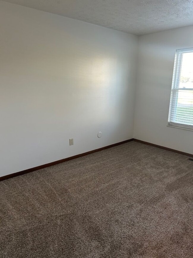 Building Photo - 9860-9864 MANDEL - LO