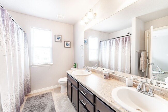 Building Photo - 4 Bed 4 Bath Home in Lorson Ranch!