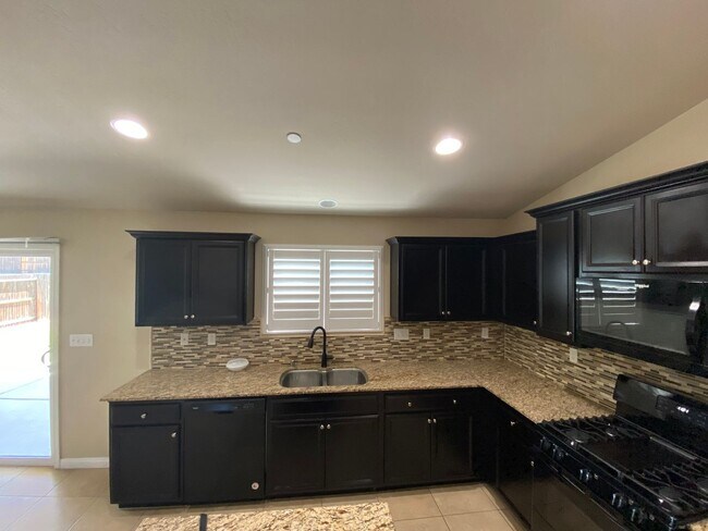 Building Photo - Gorgeous 5 BD 3 BA home available for rent...